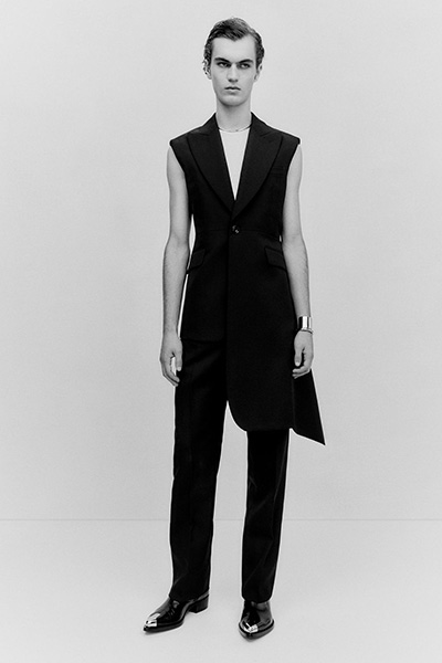 اجعل لكل إطلالة من إطلالاتك قصة مع تشكيلة Alexander McQueen لموسم خريف وشتاء 2022
